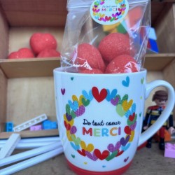 Cadeau maitresse, atsem, nounou, AVS, AESH - Mug et ses guimauves coeurs